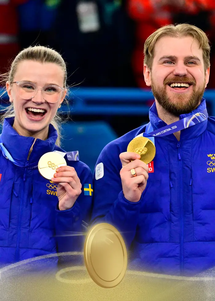 Curlingsyskonen Wranå firar med guldmedaljer. Foto: Jonas Ekströmer/TT