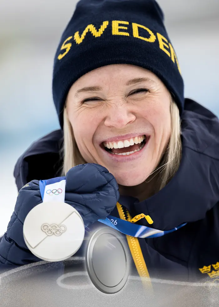 Jonna Sundling skrattar in i kameran med silvermedaljen i hand efter andraplatsen i OS-sprinten. Foto: Maxi Thore/Bildbyrån