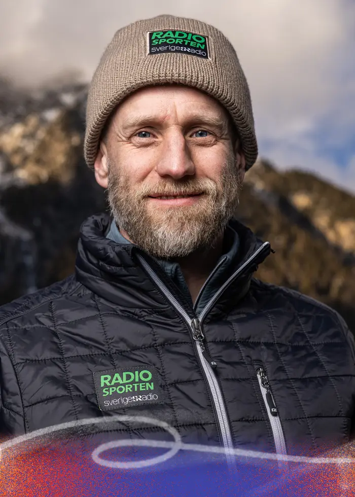 Svenska herrlaget i skidskytte står på prispallen klädda i mörkblå vinterjackor. De firar med medaljer och maskotar i händerna efter att ha tagit brons i stafett under vinter-OS i Italien.