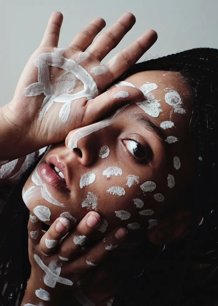 Person med målat vitt mönster i ansiktet.