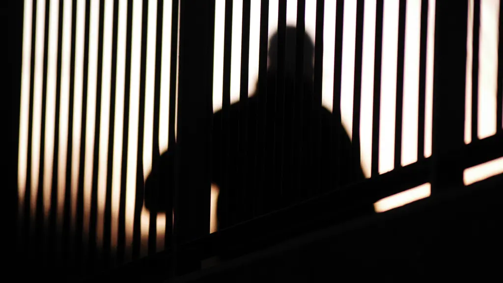 Fasad av Ångermanlands tingsrätt i Härnösand med tydlig skylt på byggnaden. Tegelvägg och krona ovanför texten syns tydligt i bilden.