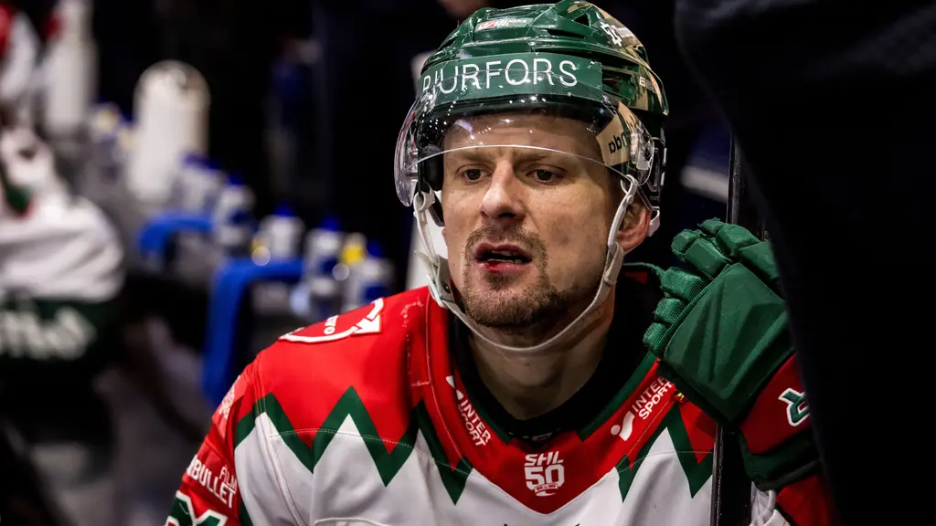 Två ishockeyspelare ligger på isen i en intensiv närkamp under en match. De bär gröna och röda matchdräkter. En annan bild visar en spelare i grönt med hjälm i närbild.