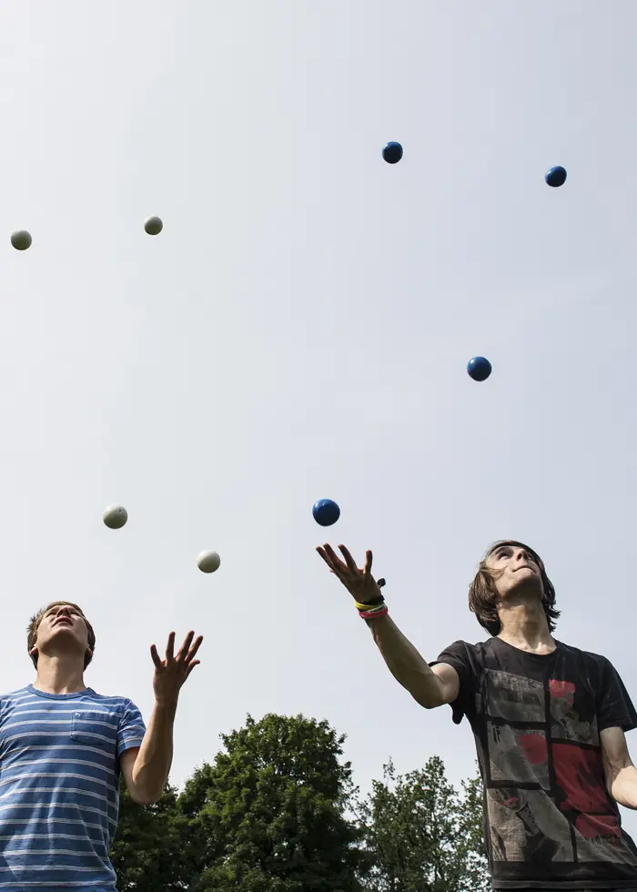 Personer som jonglerar. Foto: Aleksander Andersen.