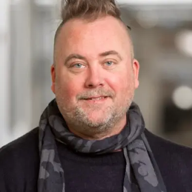 Bild på en skylt med texten 'Sal 1' och tre lysande indikatorlampor märkta 'Förhandling pågår', 'Stängda dörrar' och 'Fullsatt'. En liten skärm med text syns under skylten.