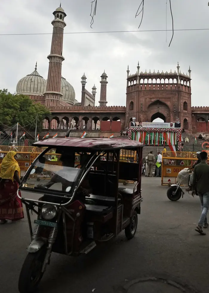 Bildningsresan tar dig till Lars Hermanssons Delhi. Karta, porträtt
