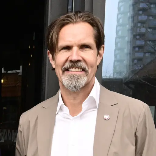 I hjärnan på Louise Epstein - programbild. 