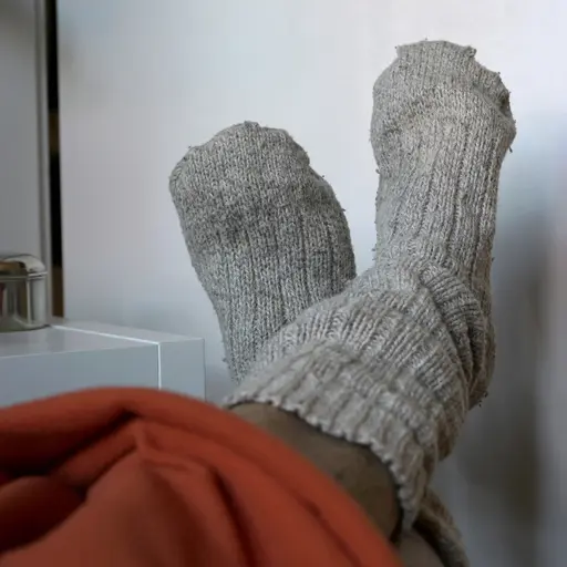 Bild på Jack Vahnberg och bild på lägenhetshus med tända lampor.