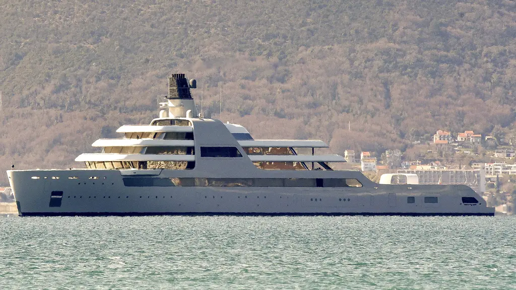 lyxbåt tillhörandes oligark