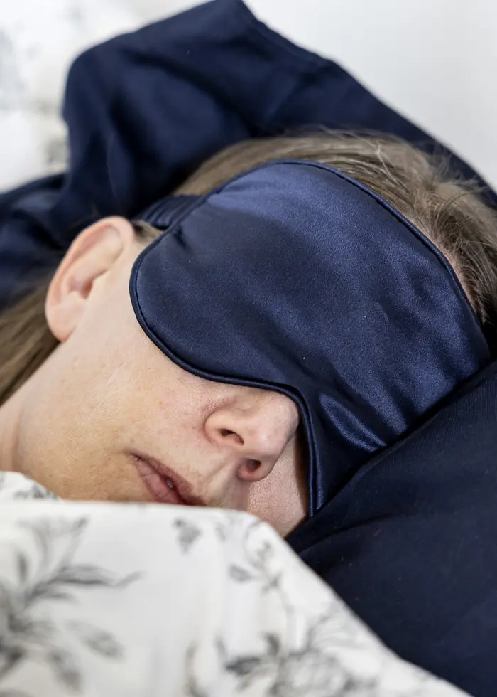 Kvinna med sovmask. Foto: Christine Olsson/TT.