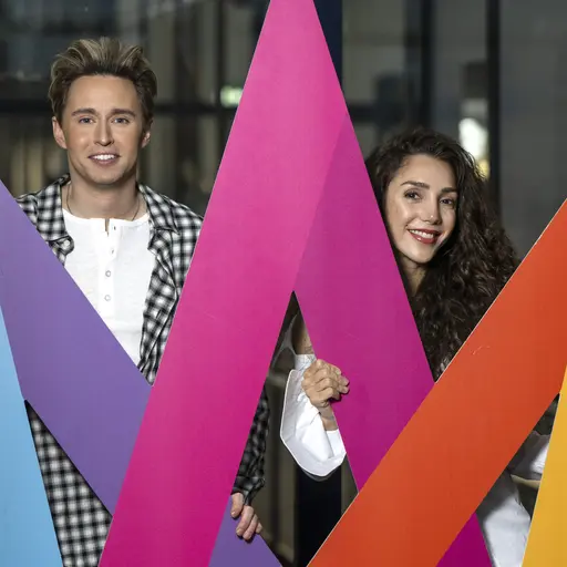 Hampus Nesswold och Gina Dirawi programleder Melodifestivalen. 