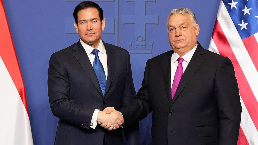 Viktor Orban skakar hand med Marco Rubio.