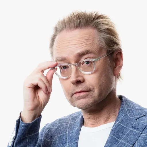 Två personer står bredvid varandra, en klädd i beige blus framför en blå bakgrund och den andra i blå kavaj med vit skjorta framför en vit bakgrund. Ansikten är suddade för anonymitet.Elisabeth Than