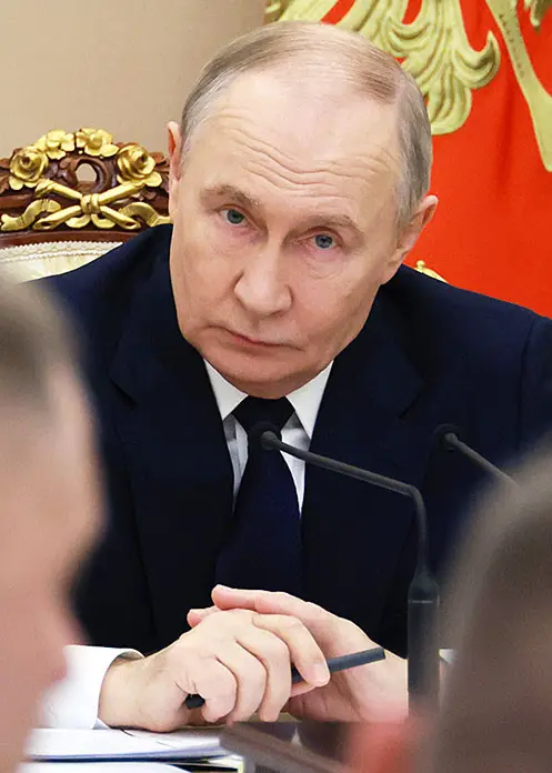 Putin i möte med höga militärer.