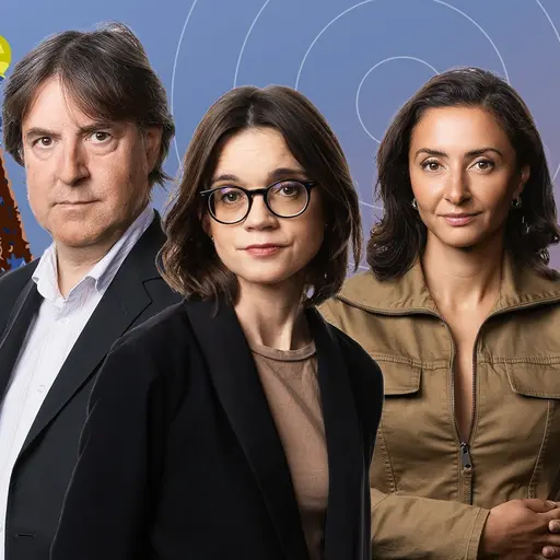 Rysslands president med soldater i bakgrunden