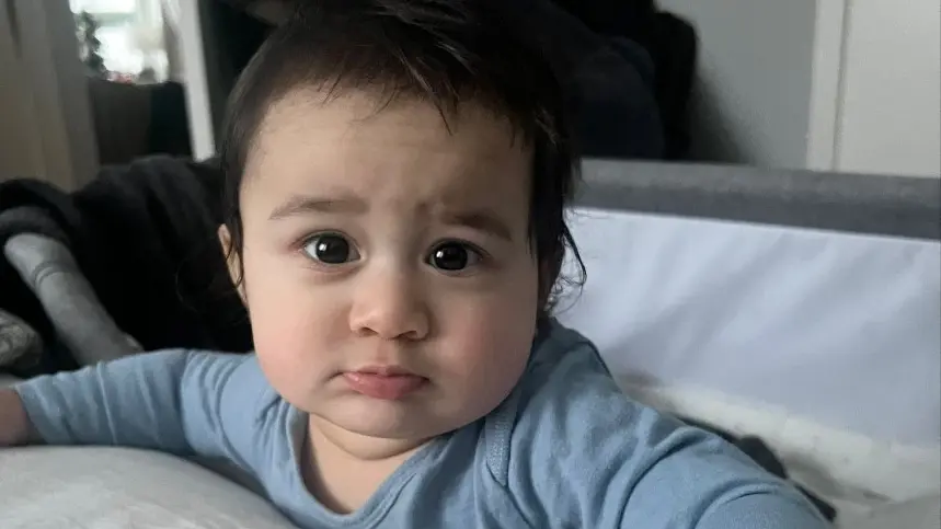 Masoumeh Ghorbani och Mehrad Alidoust med sonen Emanuel. Foto: Helena Björk/Sveriges Radio