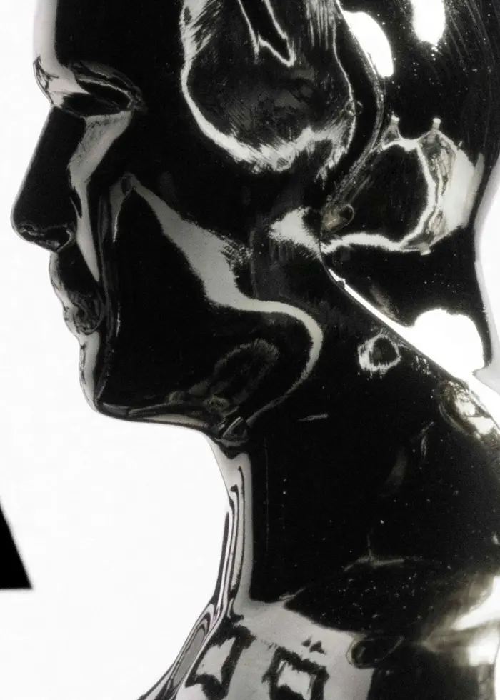 En svart figur i profil