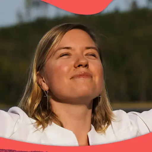 Bild på Elin i vit dräkt, med ett glatt ansikte.