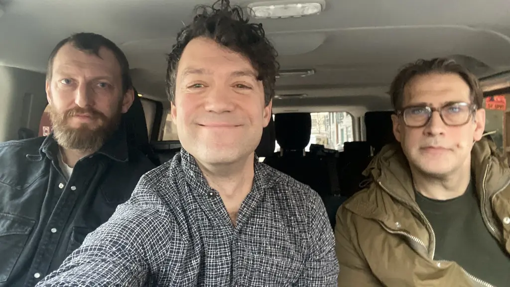 Ivar Arpi och Leonidas Aretakis tillsammans med Niklas Källner i en bil. 