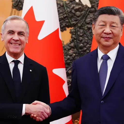 Mark Carney (tv) och Xi Jinping (th).