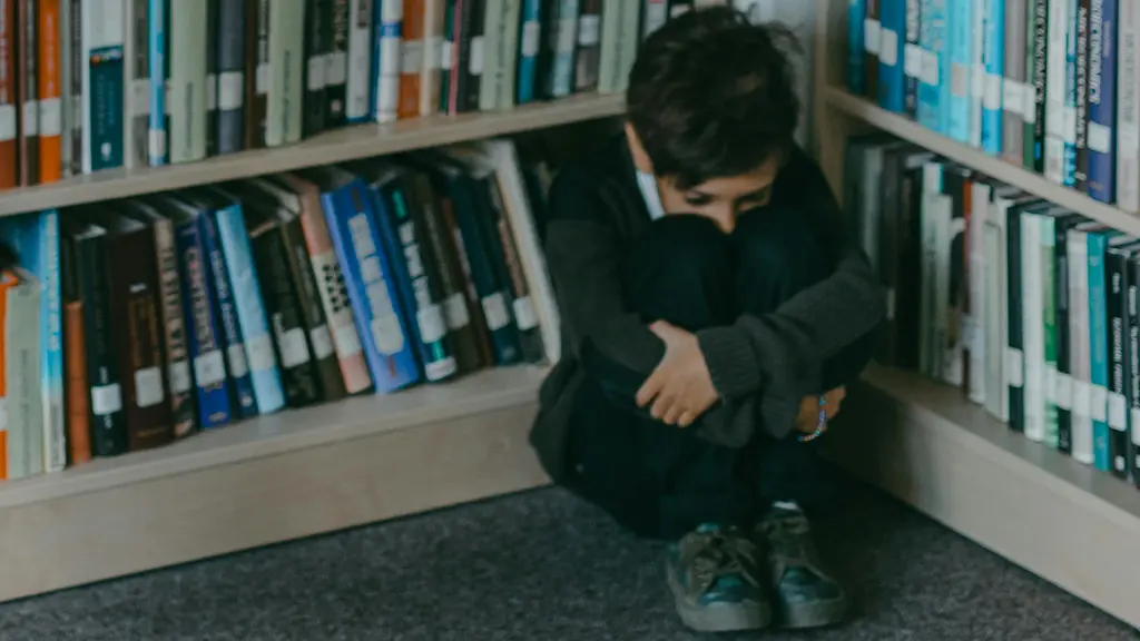 En genrebild. En dörr är i fokus, i bakgrunden syns siluetter av en man och en kvinna. Mannen ser ut att dra i kvinnans hår.