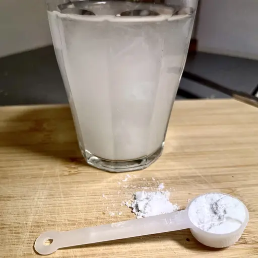 Mått med pulver och ett glas. 