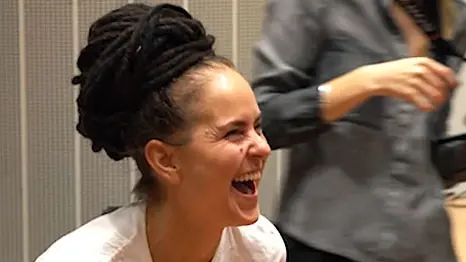 Kvinna skrattar på skrattyoga