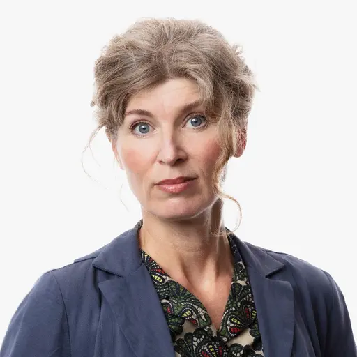 En sammansatt bild med två personer. Till vänster Donlad Trump i kostym och lila slips framför en amerikansk flagga. Till höger Mona Hambraeus i mörka kläder mot en vit bakgrund.