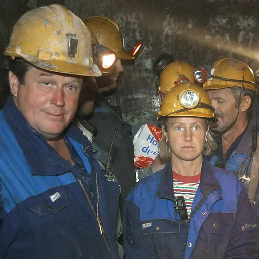 En kvinna pratar i mobilen med bortvänt ansikte. Foto: Jessica Gow/TT