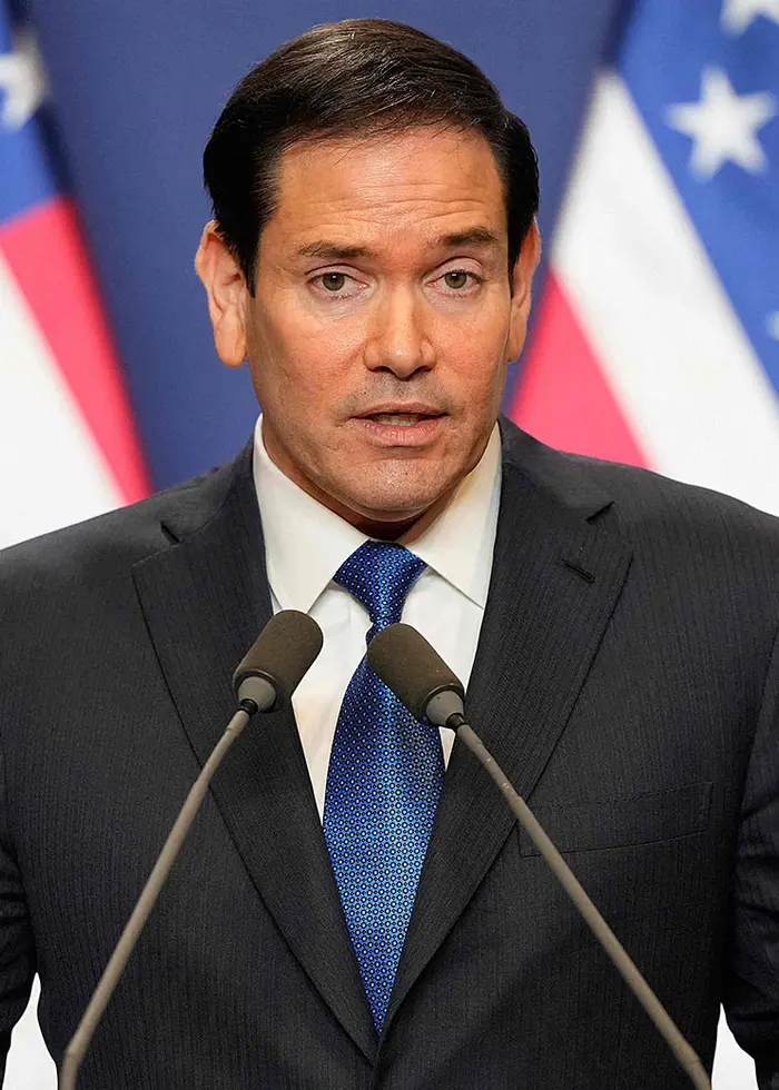 Marco Rubio framför amerikanska flaggan