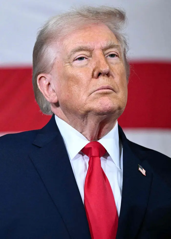 USA:s president Donald Trump. I bakgrunden en gigantisk amerikansk flagga. Foto: Mandel Ngan / AFP