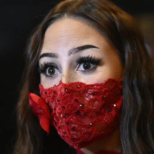 Kvinna i en röd ansiktsmask