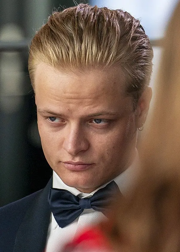 Marius står uppställd för ett officiellt kungligt porträtt. 