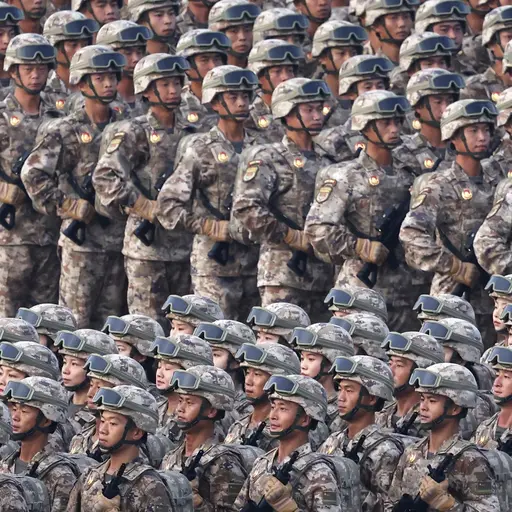 Soldater i en V-formation under en militär parad i Beijing i Kina i september 2025. Foto: Alexander Kazakov/Kremlin Pool Photo via AP