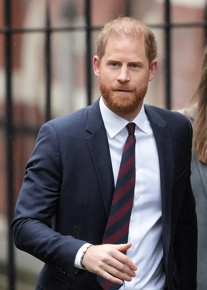 Prins Harry kisar i mörk kostym. 