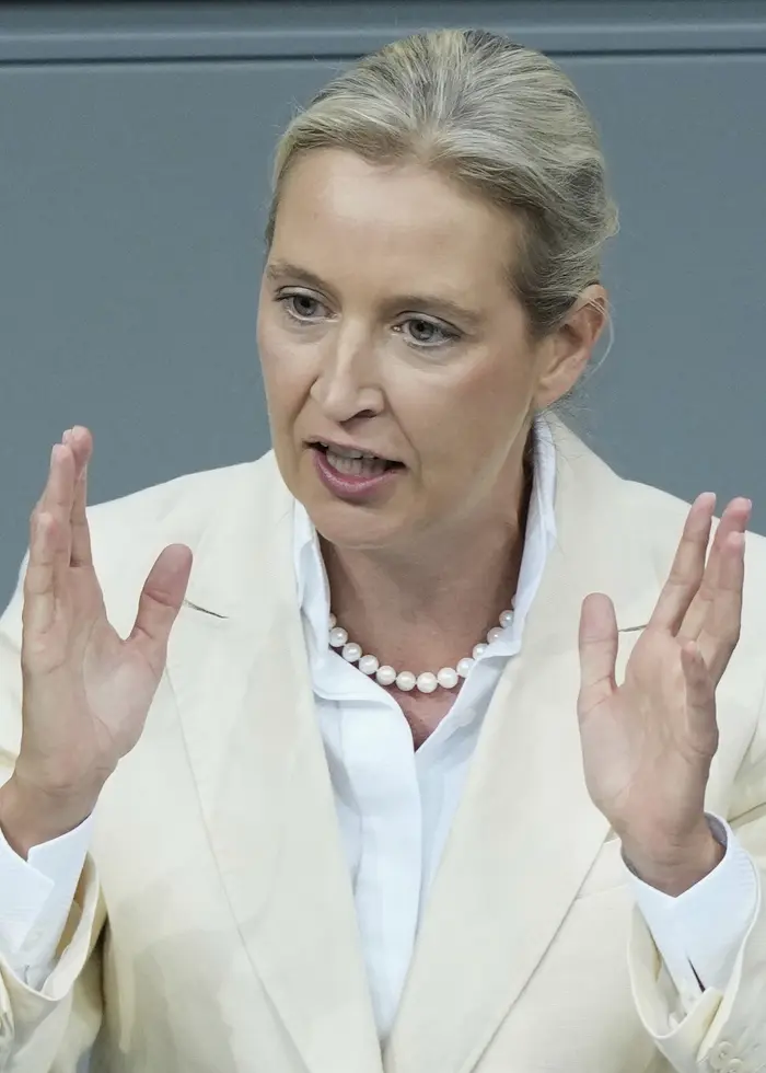 Alice Weidel i vit kavaj. Foto: AP Photo/Ebrahim Norooz