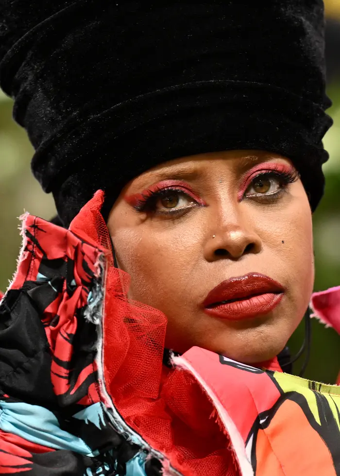 Svartvitt kollage med en bild på Erykah Badu i mitten