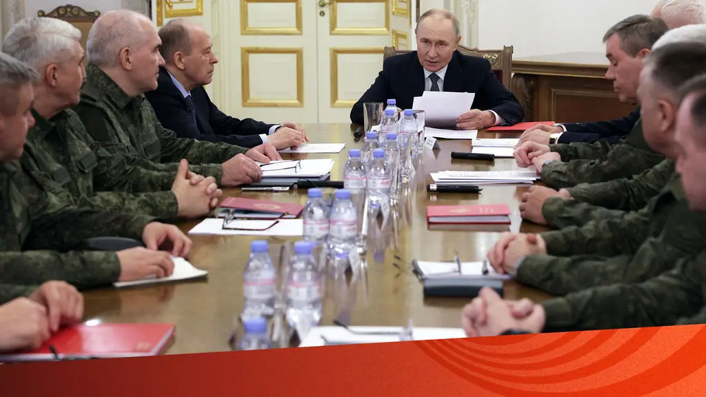 Putin vid ett bord med ryska generaler.