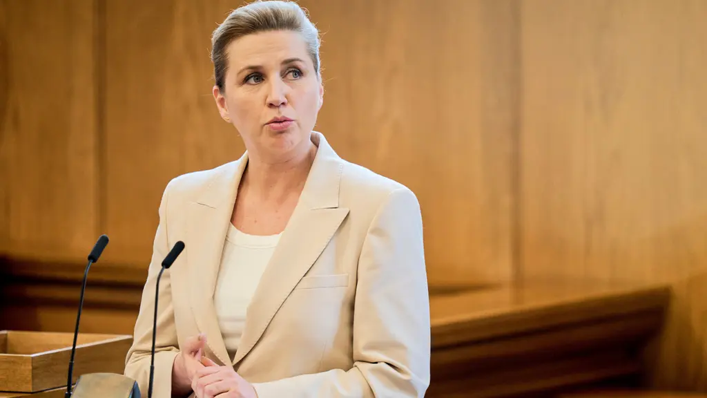 Mette Frederiksen i en talarstol.