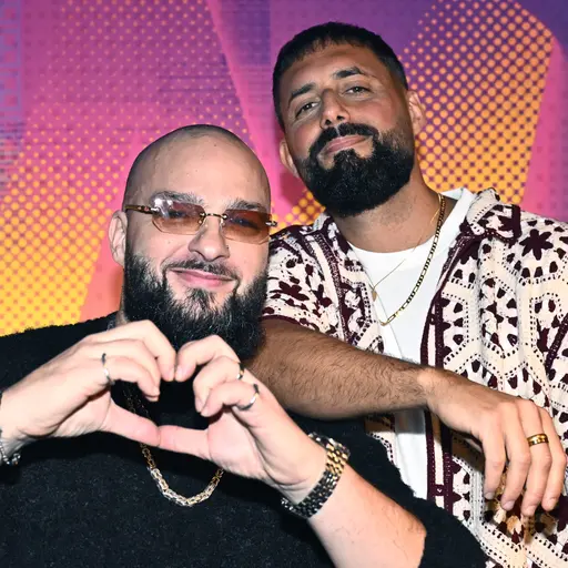 Arwin i röd skinnjacka