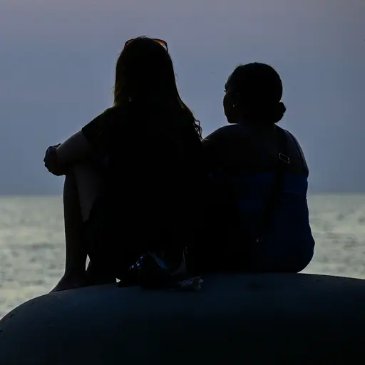 Siluetter av unga personer.