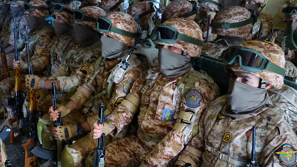 Medlemmar av Irans revolutionsgarde marscherar under en årlig militärparad utanför Teheran, Iran.