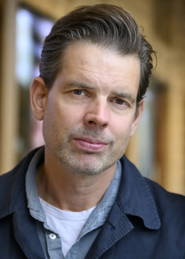 Alex Schulman har skrivit och regisserat pjäsen Mors dag på Dramaten.