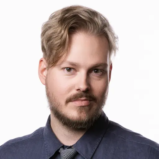 Simon Isaksson, USA-korrespondent i blå skjorta och slips.