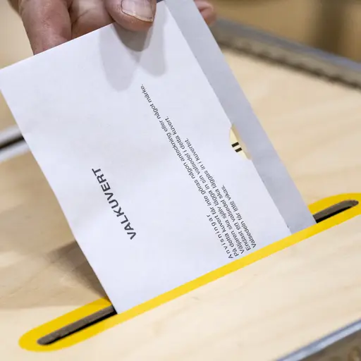 Ett kollage med en skylt, en sjuksköterska, tre händer, en lagbok och ett kuvert