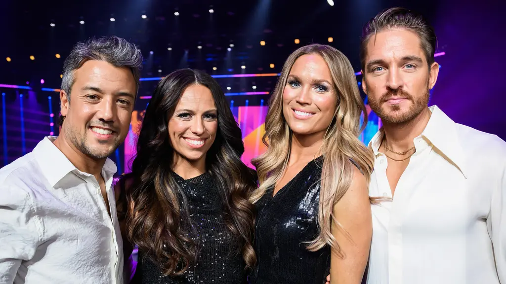 A-Teens och Carolina Norén står tillsammans. Alla ler. 