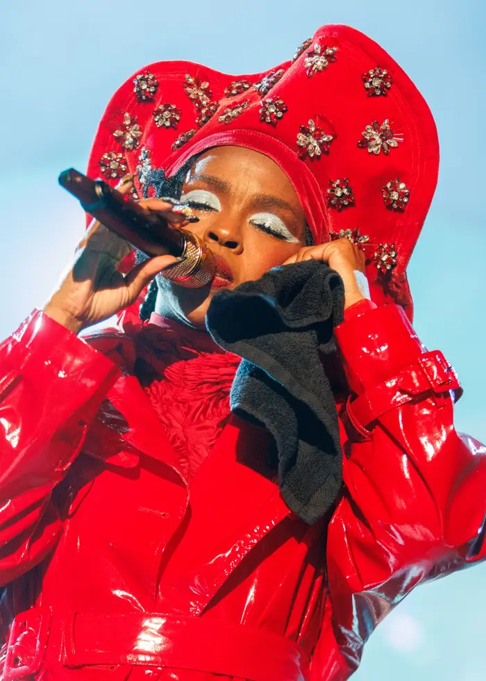 Svartvitt kollage med en bild på Lauryn Hill i mitten