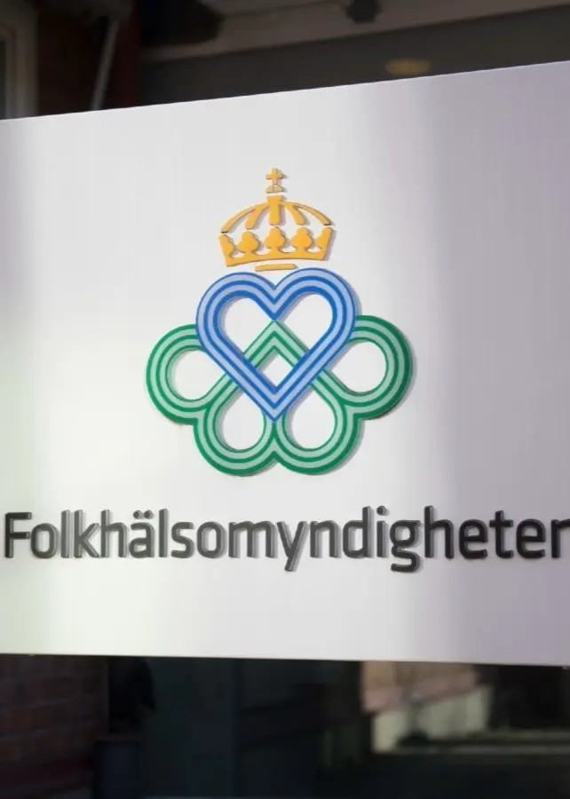 Bild på person som scrollar på flashback och bild på Folkhälsomyndighetens logga.