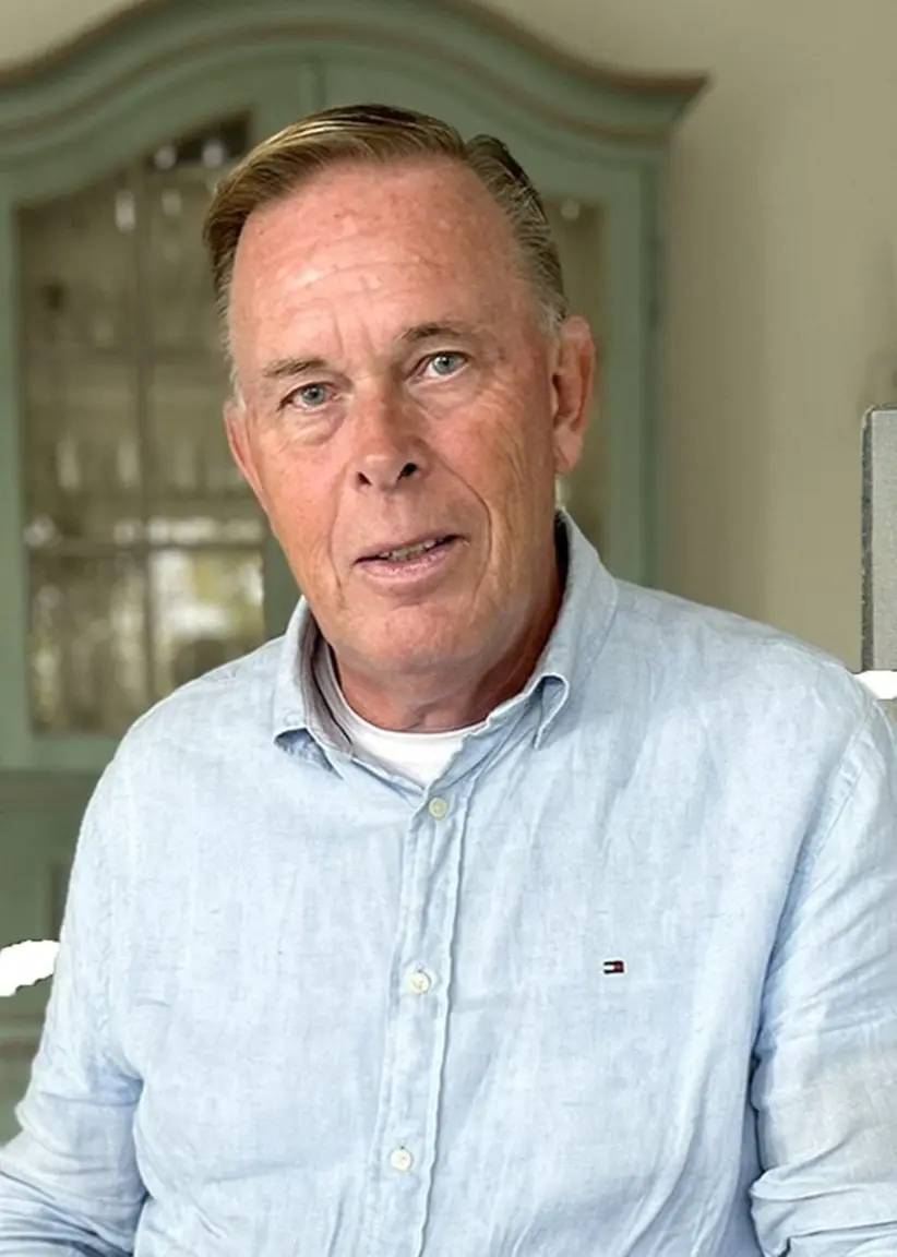 Peder tittar in i kameran 