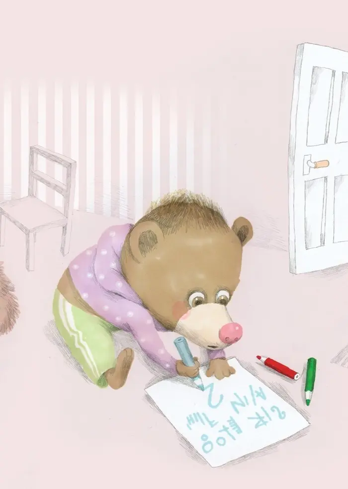 Nalle sitter på golvet och skriver en viktig lapp när pappa tittar in i hans rum, på golvet ligger en overall. Illustration: Lotta Geffenblad