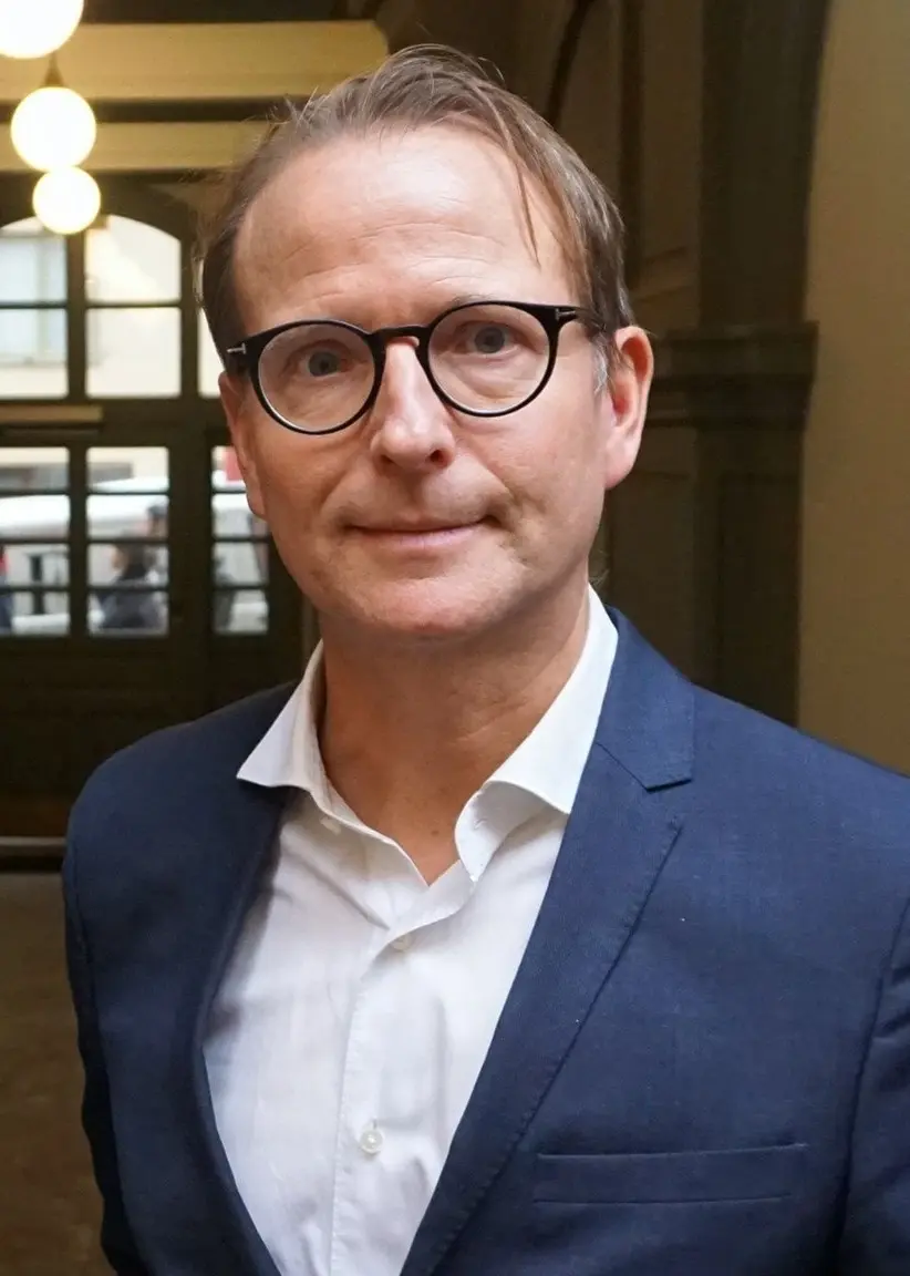 Martin Wicklin, Söndagsintervjuns programledare, med gästen Lars Strannegård, Handelshögskolans rektor.